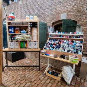 Op de verschillende locaties werd plastic ingezameld. Dit is opgehaald door de HSW en hiervan is door middel van recycling een mooi nieuw product gemaakt. In totaal werden er ruim 800 bloempotjes geperst. Iedere medewerker van stichting Waardeburgh kreeg een potje met bloemzaden mee naar huis.