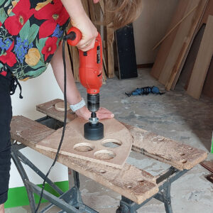 Wij verzorgden een lekkere en gezonde lunch en een sfeervolle gedekte tafel. 
De workshop bestond uit het zelf in elkaar zetten van een lampje van gerecycled plastic